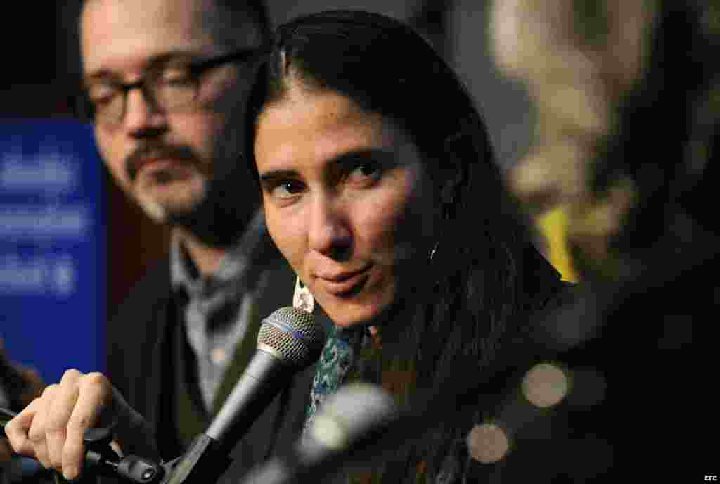 La bloguera cubana Yoani Sanchez Cordero participa en un conversatorio en la escuela de periodismo de la Universidad de Columbia hoy, jueves 14 de marzo de 2013, en Nueva York (NY, EE.UU.). Sánchez Cordero ha alcanzado fama internacional y múltiples reco